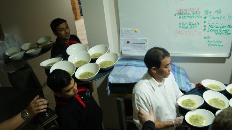 Servizio di gala . camerieri al Villaggio Complex Jeddah