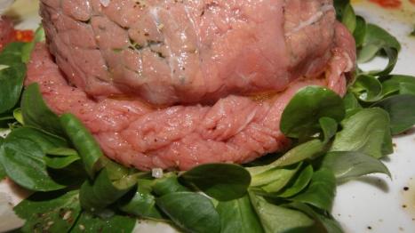 Carpaccio di manzo con rucola soncino e pasta di carne 