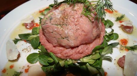 Carpaccio di manzo con rucola soncino e pasta di carne 