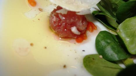 Carpaccio di manzo con rucola soncino e pasta di carne 
