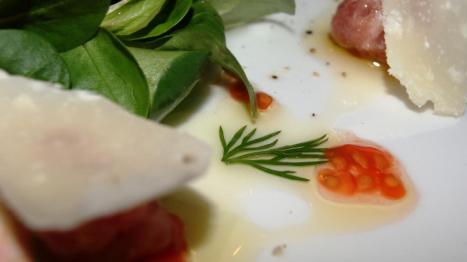 Carpaccio di manzo con rucola soncino e pasta di carne