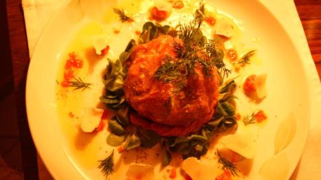 Carpaccio di manzo con rucola soncino e pasta di carne