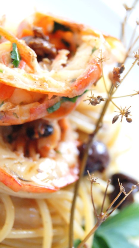 Spaghetti gamberoni, olive Giarresche e pachino