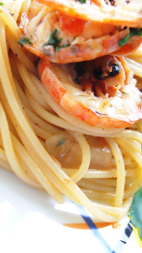 Spaghetti gamberoni, olive Giarresche e pachino