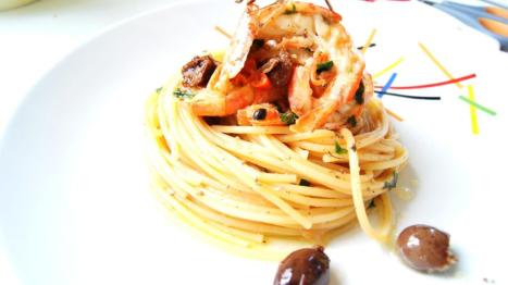 Spaghetti gamberoni, olive Giarresche e pachino