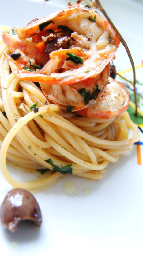 Spaghetti gamberoni, olive Giarresche e pachino