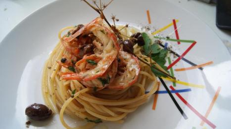 Spaghetti gamberoni, olive Giarresche e pachino