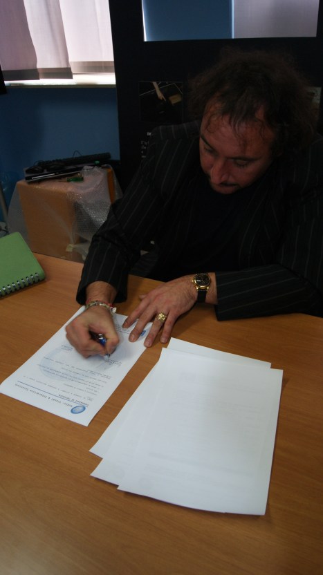 La Storica firma del contratto proprietario dell'Hardwere e del Softwere