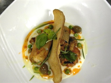 Involtini di pesce spada con vellutata di bufala rosa olive Giarresche basilico e cialde di pane.