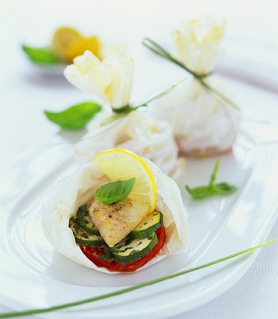 Saccottini di pasta fillo con halibut zucchine e pomodori
