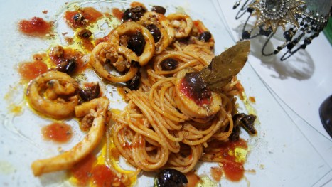 Vermicelli calamari olive nere Giarresche polpa di pomodoro