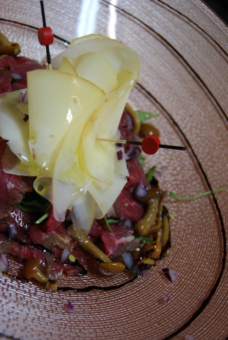 Carpaccio di manzo con mele e chiodini.